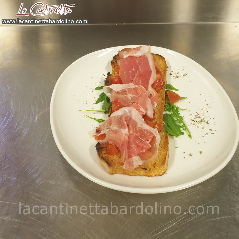 Bruschetta con Pomodoro e Prosciutto Crudo
