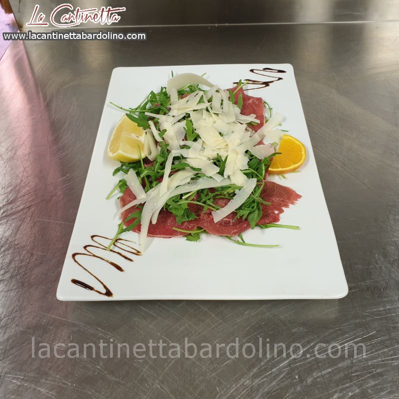 Bresaola Glassata all'aceto balsamico con Rucola e scaglie di Grana