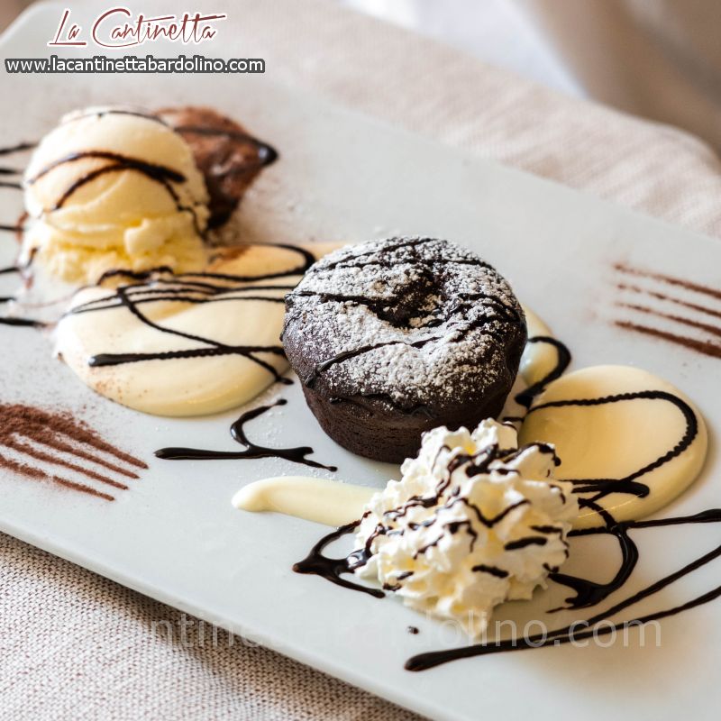 Tortino caldo al cioccolato e gelato